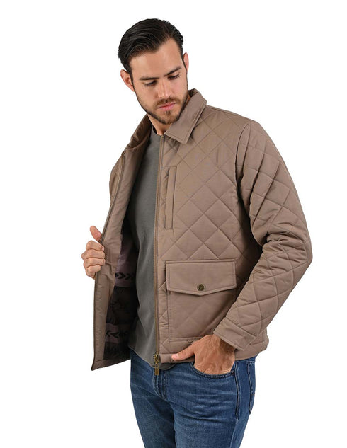 Chamarra WRANGLER para caballero en color cafè claro.